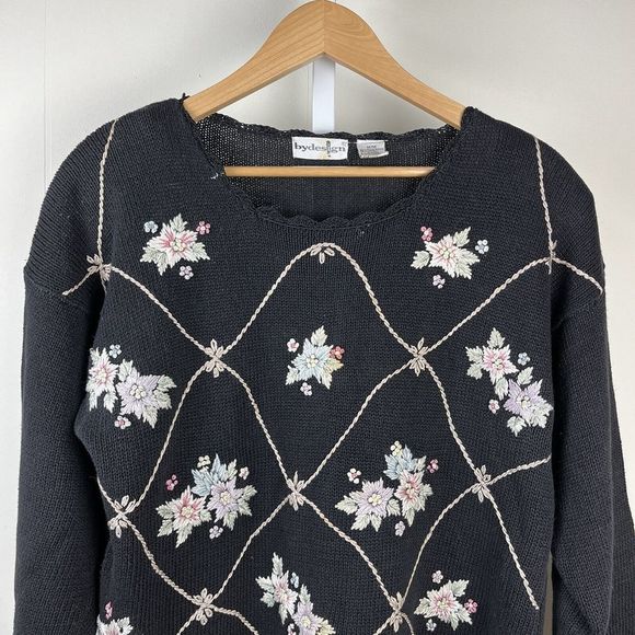 Vintage By Design Floral Crewel Embroidered Black Pullover Sweater Womens Medium - Picture 2 of 9